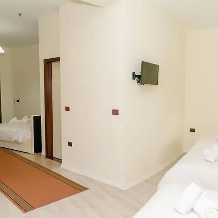 Отель George Корча